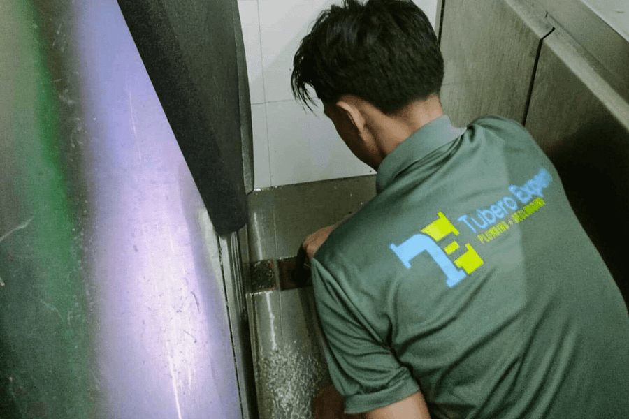 Our tubero experts efficiently clearing a challenging pipe blockage.